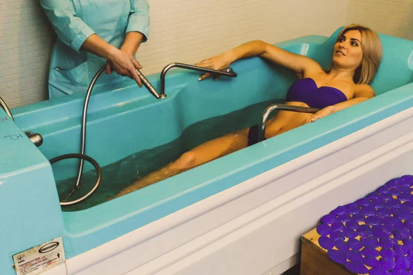 Blonde Vrouw Ontspannen Spa Salon Tijdens Onderwatermassage — Stockfoto