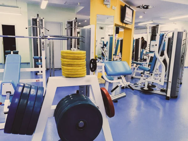 Équipement pour le bar dans la salle de gym — Photo