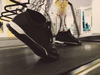 ayak koşu bandı üzerinde gitmek