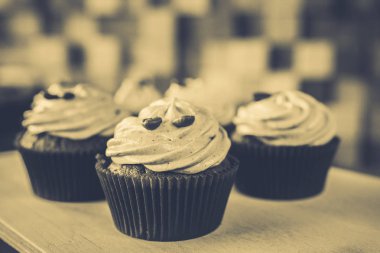 bir tepsi üzerinde pek çok güzel pastalar