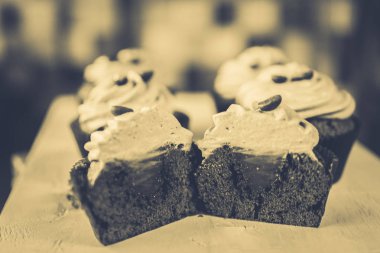 dolgu ve krema ile kesme pasta