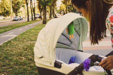 Anne üzerinde bir bebek arabası