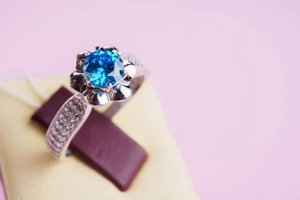 Piękny pierścionek z kamieniem — Zdjęcie stockowe