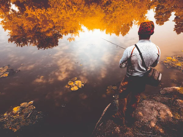 Giovanotto che pesca. bokeh, sfondo sfocato — Foto Stock