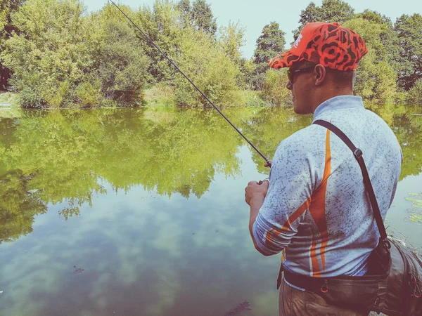 Giovanotto che pesca. bokeh, sfondo sfocato — Foto Stock