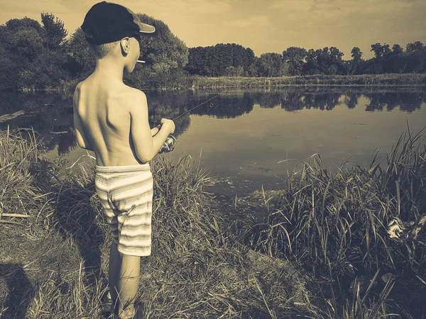 少年は魚釣り — ストック写真