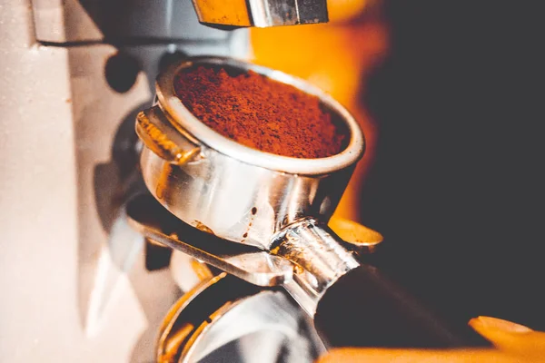 Fazer café na máquina de café — Fotografia de Stock