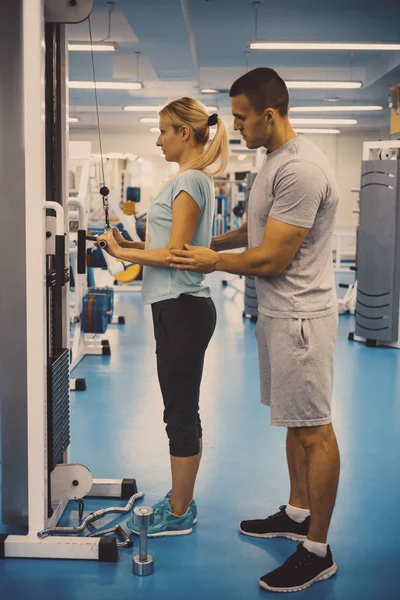 Het concept van persoonlijke training. Coach en client in de sportschool — Stockfoto