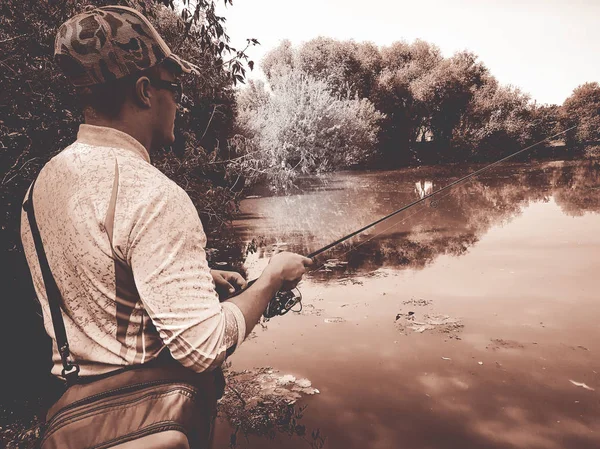 El pescador está pescando en el lago en verano — Foto de Stock