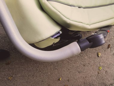 Çocuk arabası ve bacaklar