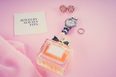Pembe bir arka plan üzerinde çeşitli makyaj ürünleri