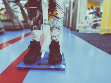 spor salonunda terazi üzerinde ayaklar