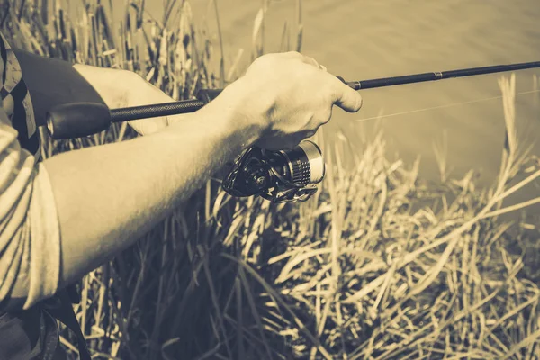 Der Fischer fischt auf dem See — Stockfoto