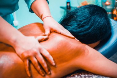 Spa salonunda çikolata masajı