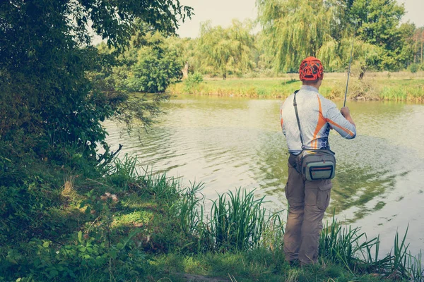 Pescatore Pesca Sul Fiume — Foto Stock