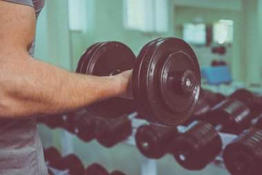 Spor salonunda vücut geliştirmeci