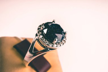 Güzel gümüş yüzük yakın