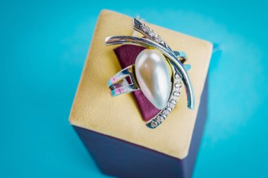 Güzel gümüş yüzük yakın