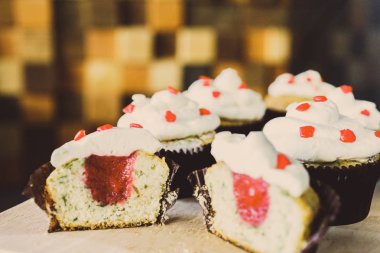 bir tepsi üzerinde pek çok güzel pastalar