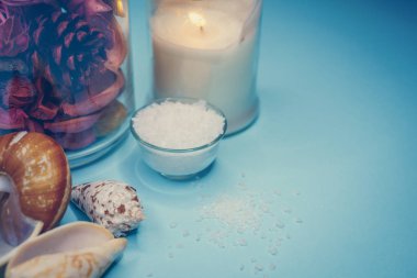 Arka plan spa kabukları mum ve tuz konu üzerinde