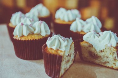 Taze kahve ve kekler