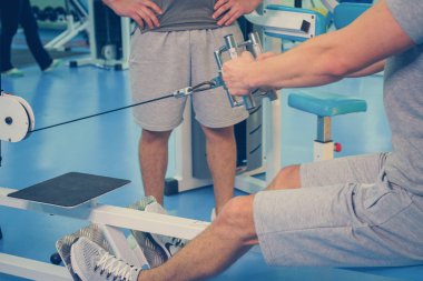 Spor salonunda vücut geliştirmeci