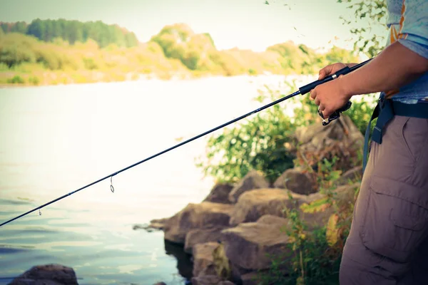 Fiskaren är fiske på sjön — Stockfoto