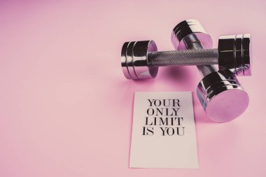 pembe bir arka plan üzerinde halter