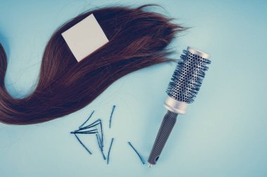 kuaför kavramı: yanlış saç ve saç tokaları