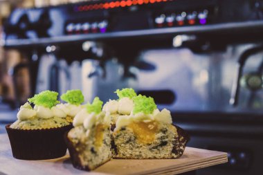 Kahve makinesi ve kafede capkake