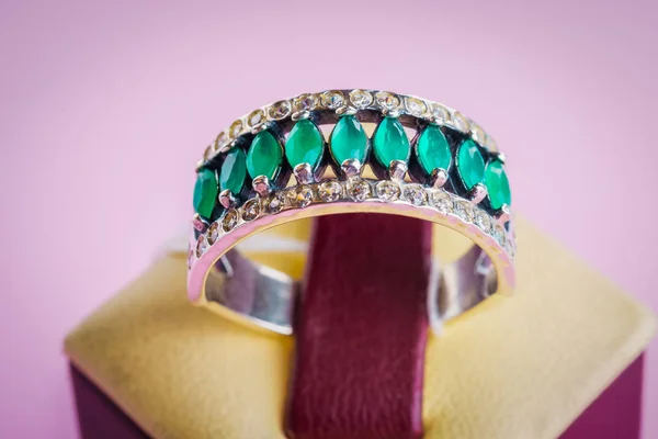 Όμορφο Ασημένιο Δαχτυλίδι Κοντά — Φωτογραφία Αρχείου