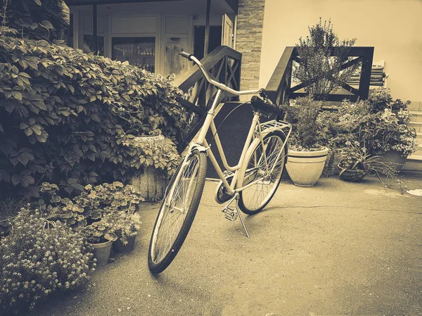 Helles Türkisfarbenes Fahrrad Der Straße — Stockfoto