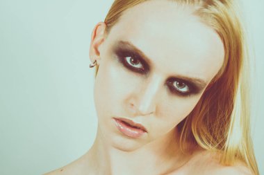 Makyaj yeşil gölgeler ile