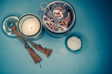 Arka plan spa kabukları mum ve tuz konu üzerinde