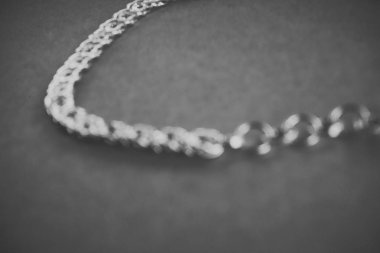 mavi bir arka plan üzerinde gümüş bilezik