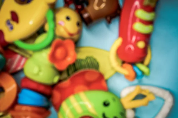 Jouets pour enfants sur un fond multicolore — Photo