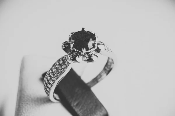 Mooie ring met stenen — Stockfoto
