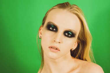 Makyaj yeşil gölgeler ile