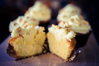 bir tepsi üzerinde pek çok güzel pastalar