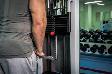 Spor salonunda vücut geliştirmeci