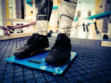 spor salonunda terazi üzerinde ayaklar
