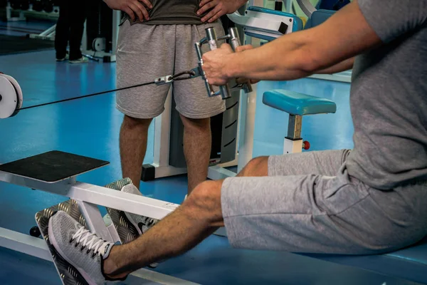 Spor salonunda vücut geliştirmeci