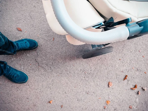 Çocuk arabası ve bacaklar — Stok fotoğraf