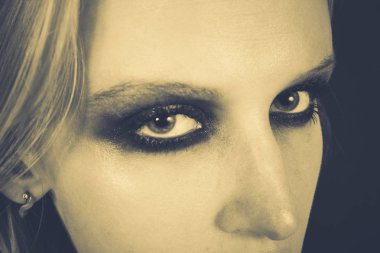 Yeşil gölgeli göz makyajı