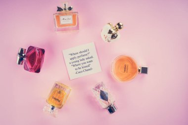 pembe bir arka plan üzerinde parfüm ile kavanoz