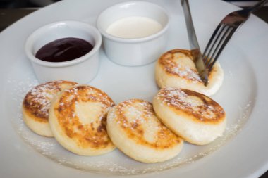 Bir tabakta kahvaltı için Cheesecakes