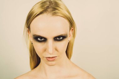 Makyaj yeşil gölgeler ile