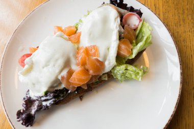 Ekmek te somon ile haşlanmış yumurta