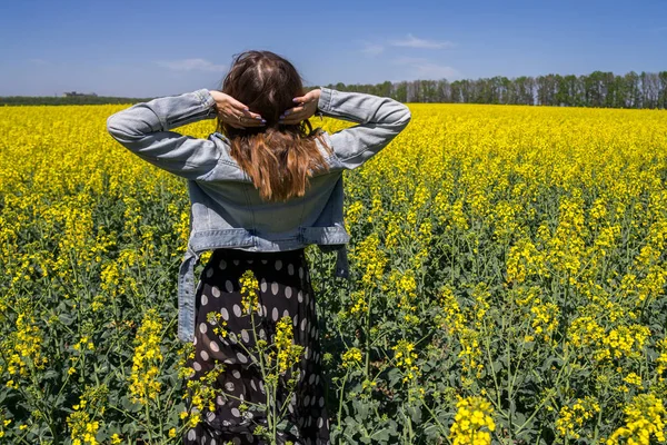 Dívka v poli řepky — Stock fotografie