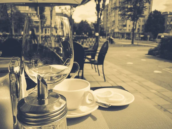 탁자 위에 놓인 와인 한 잔 — 스톡 사진